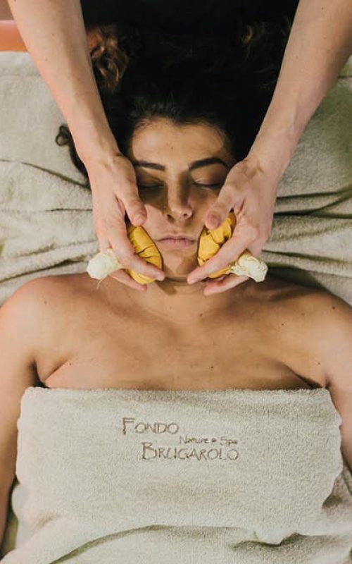 Massaggio viso con ponfi caldi